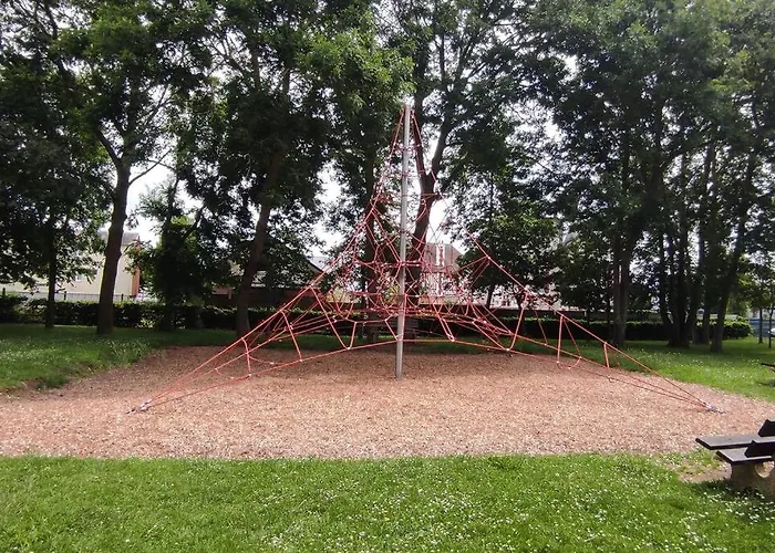 Apartment Le Vip Cabourg: Seaside Garden Retreat Near Proust Promenade *