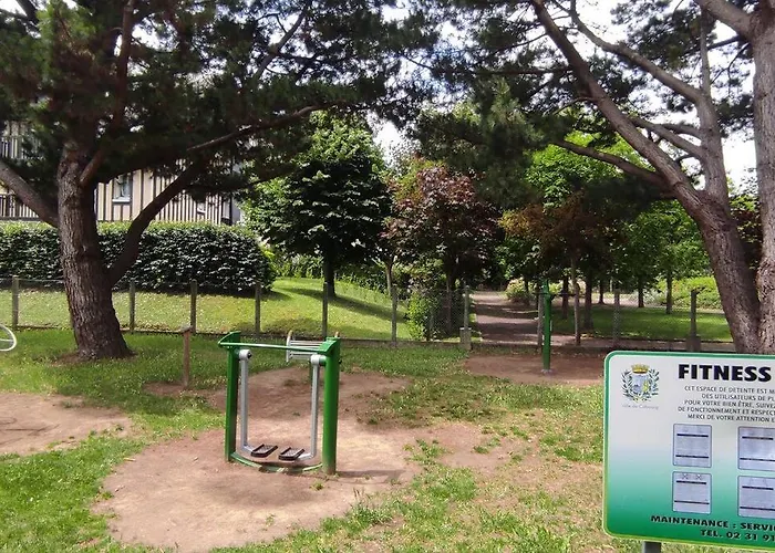 Apartment Le Vip Cabourg: Seaside Garden Retreat Near Proust Promenade