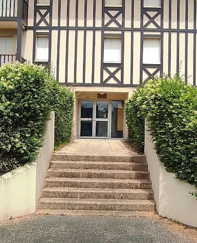 Apartment Le Vip Cabourg: Seaside Garden Retreat Near Proust Promenade